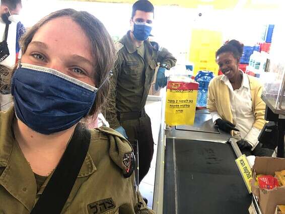 חיילת ממתפ"ש מבצעת קניות בסופר עבור דיירי הדיור המוגן // צילום: דוברות מתפ"ש